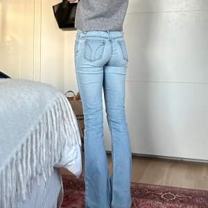Lågmidjade bootcut jeans från Miss Sixty. Storlek 26. Innerbenslängd är 79 cm och och mindjemått 36 cm. 