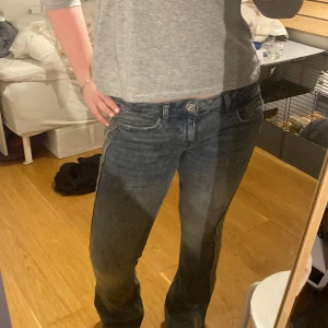 BDG Low Rise Jeans💫 - Säljer dessa sjukt coola flare jeansen från Urban som köptes för cirka 699kr. Aldrig använda därför säljs dem🌟🌟 Pris kan diskuteras vid snabbt köp🙏