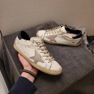 Golden Goose skor - Extremt feta Golden Goose super star i färgen vit/marinblå! Cond 7/10, enbart skorna därav det låga priset!
