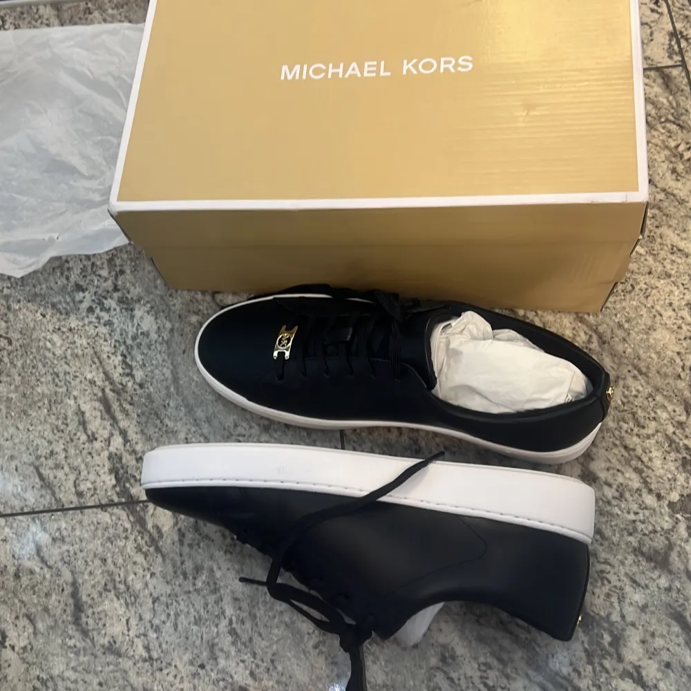 Michael kors damskor skor köpta för 1500 oanvönda ingen skada och helt orörda storlek 39 men passar även 38. Skor.