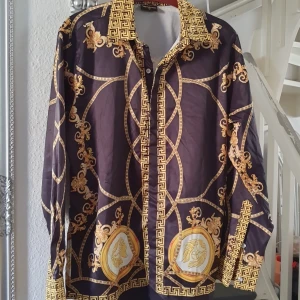 Snygg Herr skjorta  - En härlig skön tunn herr skjorta med fint mönster  storlek S men rymlig..ny aldrig använt 