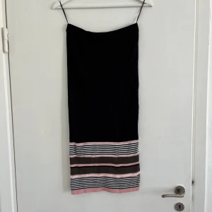 Tight långkjol - Tight och värmande långkjol som passar snyggt speciellt på tidigare våren och hösten. 