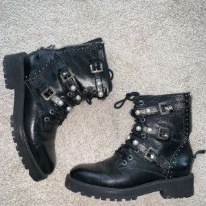 Zara kängor  - Snygga zar slänger med dragkedja baktill, och pärlor på! 