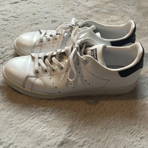 Adidas Stan Smith  - Jag säljer de här Stan Smith adidas skorna i storlek 42 då de är förstora. De är i bra skick och använda ett antal gånger.