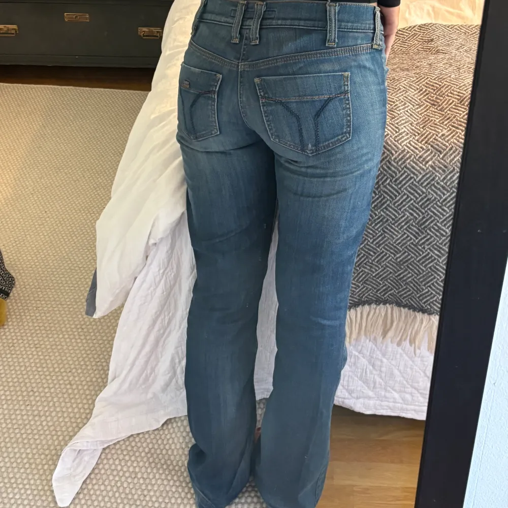 Såå snygga miss sixty jeans!! Är perfekt låånga på mig som är ca 1.70🤍 säljer då de blivit lite för stora. midja rakt över: 40 cm, längd: 108 cm. Jeans & Byxor.
