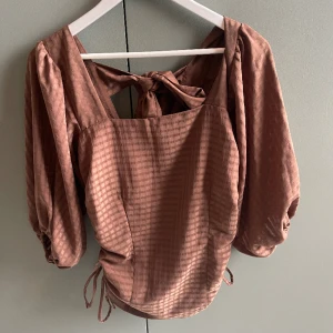 Söt topp med knytning  - Supergullig topp med massa detaljer, aldrig använd 🩷