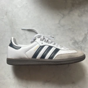 SAMBAS - Säljer dessa nästintill oanvända sambas! De är i storlek 39 men små i storleken och passar mig som har 37,5-38 också🥰