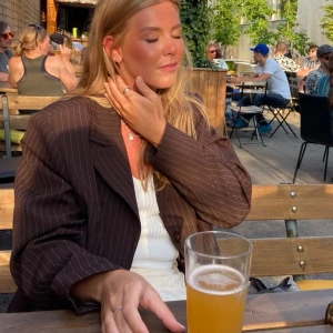 Oversize kavaj  - Brun oversize kavaj från humana. 