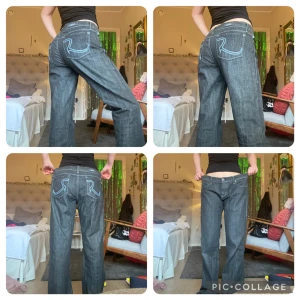 Rock & Republic Jeans  - Utsvängda Jeans från Rock and Republic. Svart wash med ljusblå sömmar och svarta/silvriga knappar. 98% bomull. Strl 32, de är 46cm i midjan och 85cm innerben, jag har vanligtvis w26, l32 och är 168cm lång.  Köpta på sellpy för 600. <3