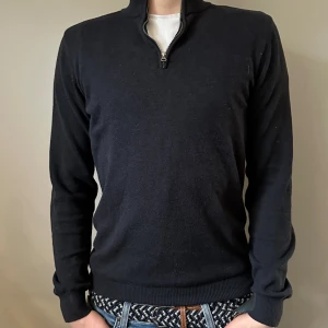 Half zip - Denna tröjan är en halv zip tröja från märket John Henric. Nypris på tröjan är runt 1000kr och jag säljer den för endast 550 kr!! Den är i topp skick och sitter superbra. Skön, mysig och super snygg. Ett riktigt kap!!😊😊🤩