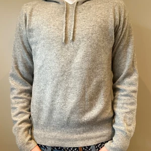 Cashmire hoodie - Detta är en 100% cashmir hoodie från märket Carmes. Den är super mjuk och skön och väldigt bra passform. Modellen är 178 och väger 68kg. Nypris på den är 1300 men mitt pris 999 priset är inte skrivet i Sten. Köp den gärna😁😁 Om mer bilder fråga!!