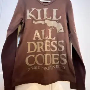 Långärmad brun tröja med kul tryck där det står ”Kill all dress codes & walk naked in jelly” 😋😝 i storlek L
