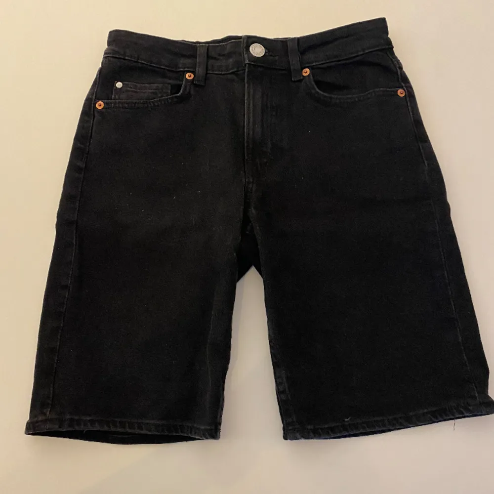 Svarta jeansshorts från HM! Kan mötas upp eller frakta! ❤️. Shorts.