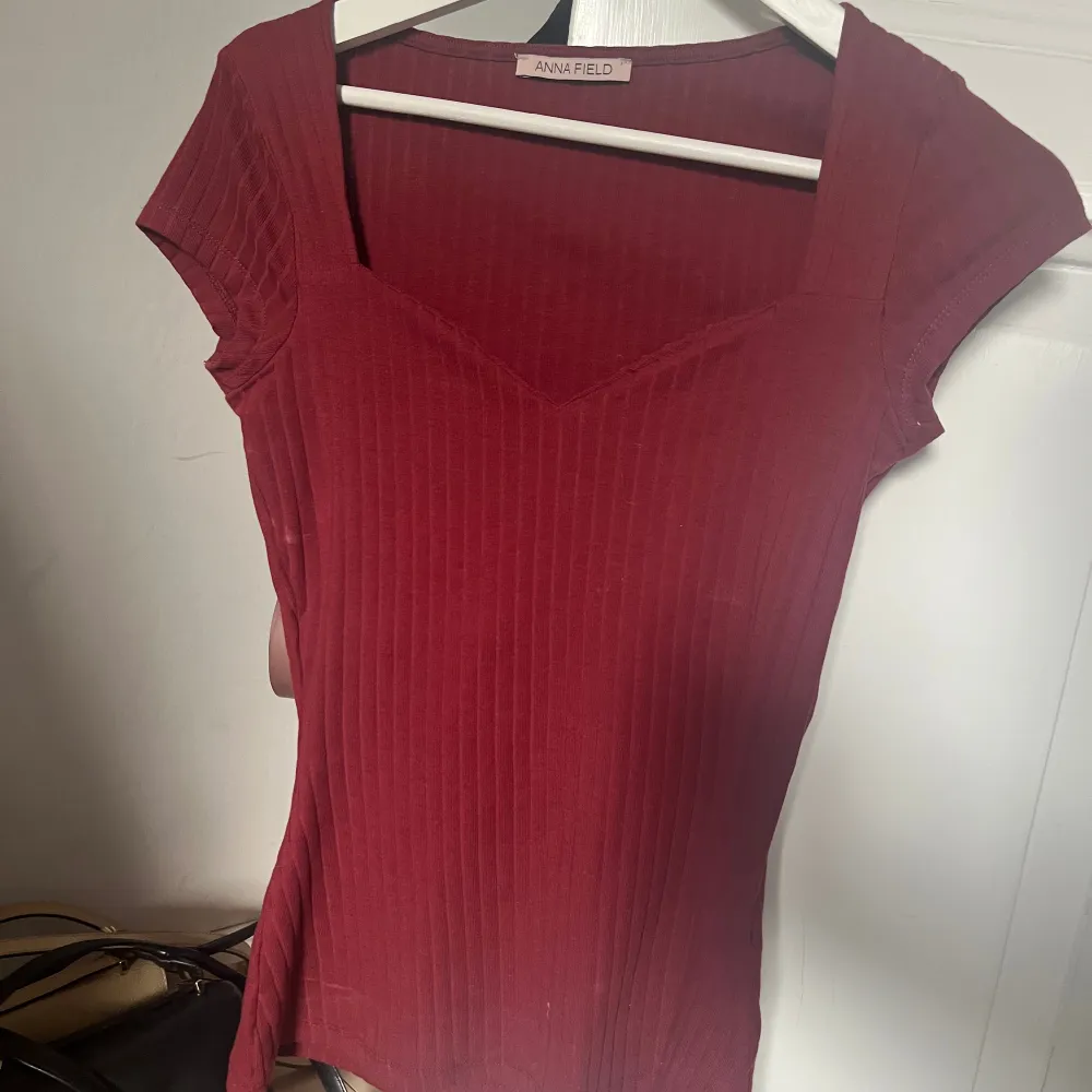 Säljer denna populära röda tröjan från Zalando! Endast använd 2 gånger, därför sälja den💕. Toppar.