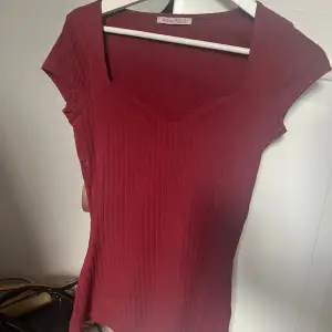 Säljer denna populära röda tröjan från Zalando! Endast använd 2 gånger, därför sälja den💕