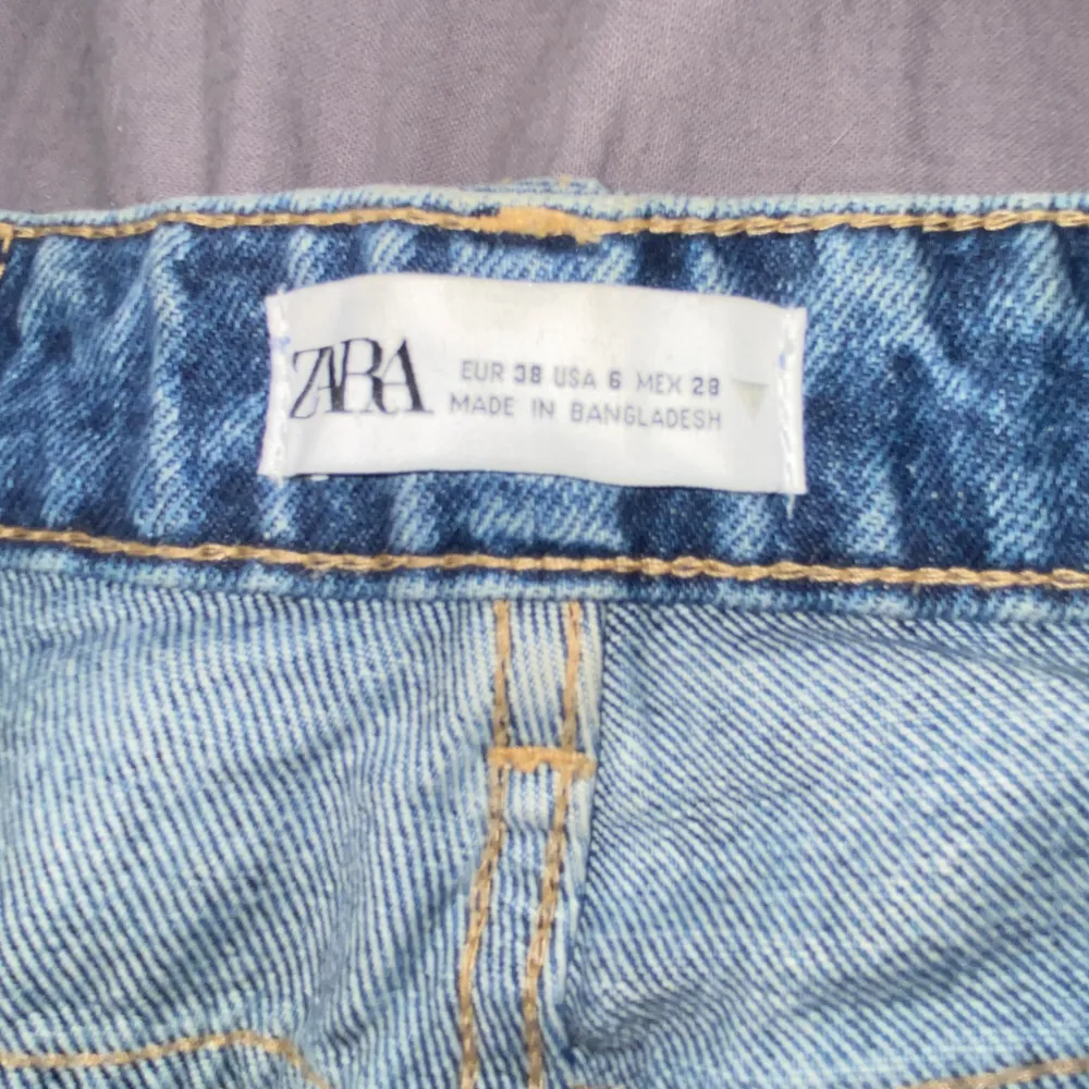 zara raka mid waist jeans i gott skick då de är för stora för mig så har aldrig använt de ute.. Jeans & Byxor.