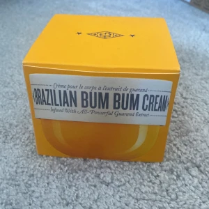 Bum bum cream - Säljer en helt oanvänd kräm från sol de Janeiro, bum bum cream, då jag har två. Fråga om bild på kvitto Osv om man vill. Helt ny. Nypris är 550kr, jag säljer för 400kr