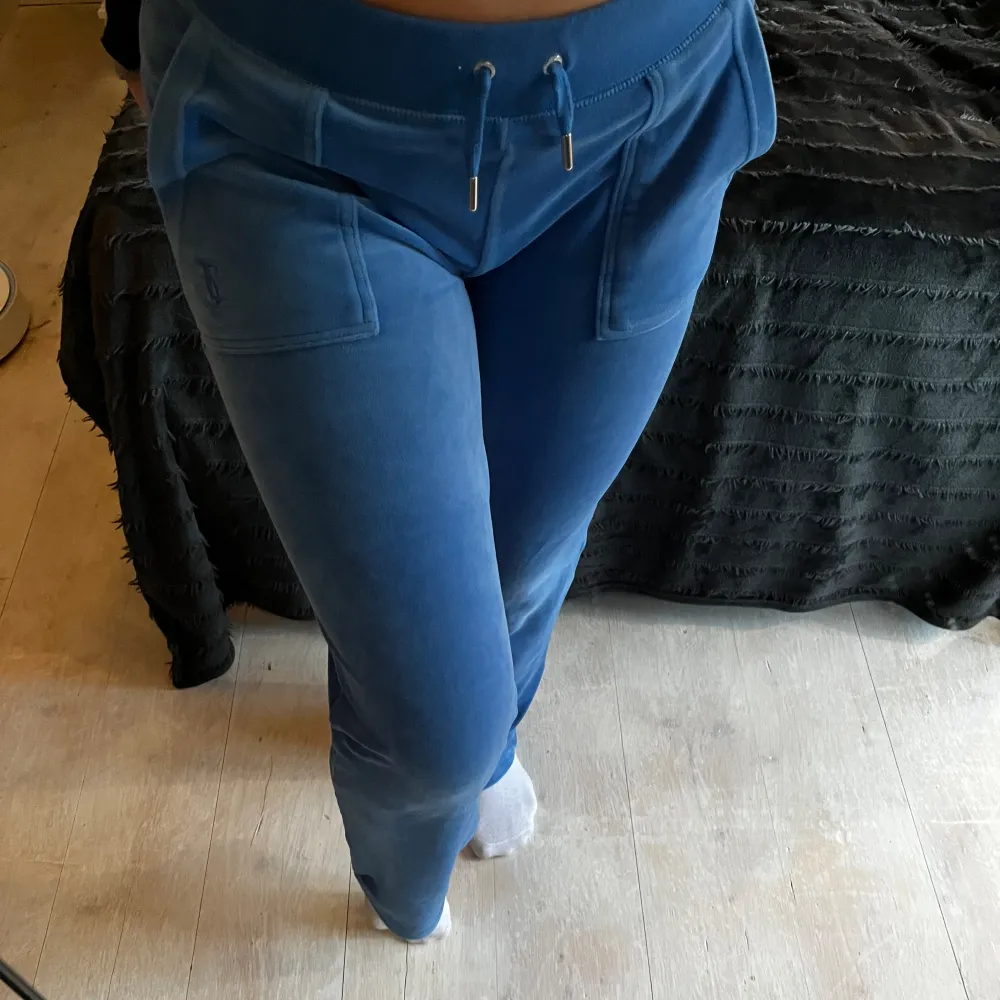 Superfina ljusblåa juicy byxor, endast andvända en gång så det är som nya, säljer dem då jag inte gillade färgen på mig . Jeans & Byxor.