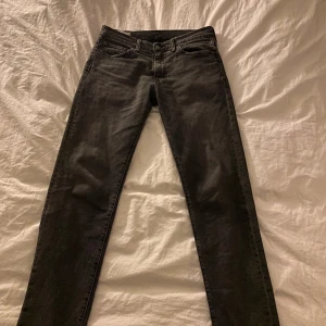 levis 502 jeans - hej säljer nu mina levis jeans eftersom jag inte använder dem längre, dem är i bra skick inte använt dem mycket alls.  skriv vid frågor!