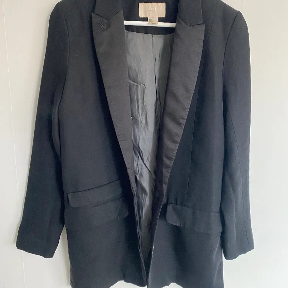 Svart kavaj från h&m storlek 36. Fint skick, Smutset på vissa bilder är på spegeln, inte på kavajen! . Puvut & Bleiserit.