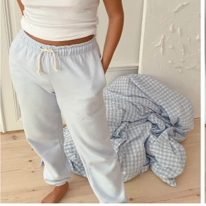 Djerf avenue joggingbyxor  - Storlek ca Ytterbenmått:90cm Innerbenet:66 Nypris:1200kr