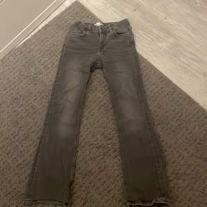 gråa jeans från gina young🤗 de har blivit för små för mig men har passat mig som var 150 i st 146