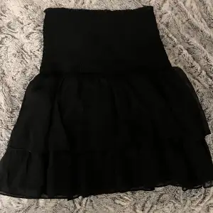 Super fin volang kjol som går att använda som både topp och kjol! Elastisk 