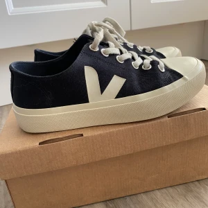 Veja skor - Svarta wata li low skor i bra skick, säljer för jag knappt använder de. Kartongen till dem medföljer även.