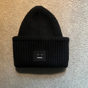 Acne Mössa - Acne mössa, Svart. Bra skick, inte sliten.