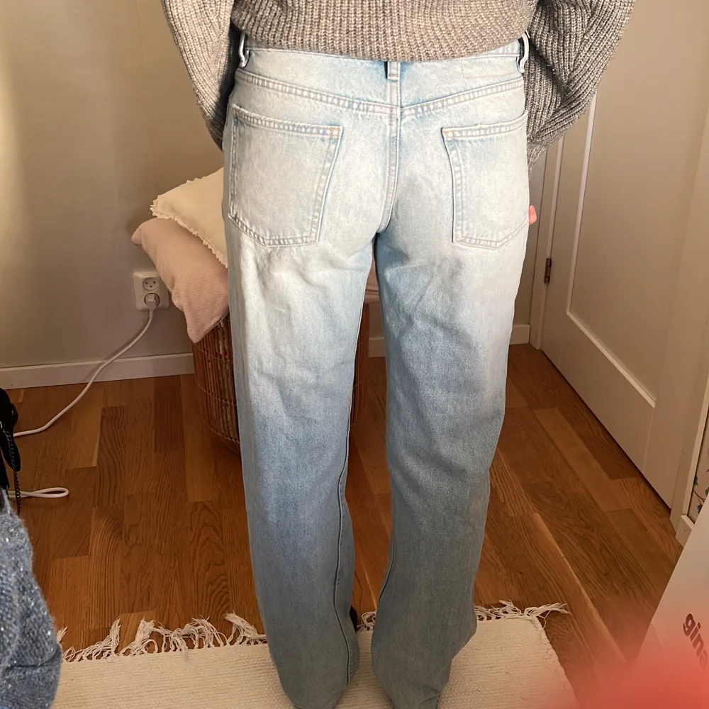Ett par ljusblåa low waist zara jeans i storlek 38🌸 Knappt använda och i bra skick! Vid frågor skriv gärna till mig💕💕. Jeans & Byxor.