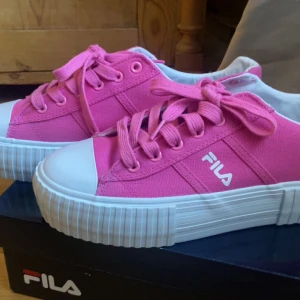 Fila skor - Ett par rosa fila skor i storlek 40. aldrig använda bara testade en gång, jag dröjer dessa för dem var förstora för mig och passade inte riktigt min stil❤️🌸  Pris kan diskuteras  Skriv om intresse eller fler bilder
