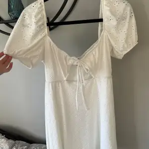 Jättefin och somrig vit klänning. Perfekt nu för sommaren eller också för studenten. Använd endast en gång! Den är från H&M, är i storlek S och Nypris:250kr.