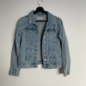 Jeansjacka - Jeansjacka som endast är använd ett fåtal gånger. Superfint skick. Storlek 158/164, men skulle säga tr det motsvarar XXS/XS. DM för fler bilder 