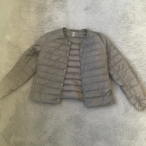 Svart vår jacka - En vår jacka som är i nyt skick och jätte fin,säljer pga ingen användning av den