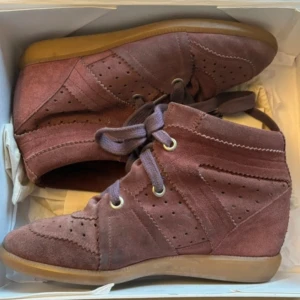 INTRESSEKOLL - Röda isabel marant, modellen Bobby🙌🙌 säljer bara till bra pris, originalbox, äkthetsbevis och dust bag finns!! 