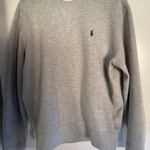 Ralph lauren sweatshirt  - Säljer min Ralph lauren sweatshirt pga ångrat köp. Köpte denna för ett tag sedan och har använt den ca 3-4 gånger så tröjan är alltså som ny. Har ni några frågor är det bara att skriva