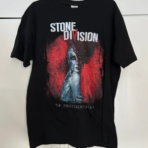 Stone Division T-shirt - En T-shirt jag fick av pappa för ett par år sen men kommer aldrig till användning.  200kr