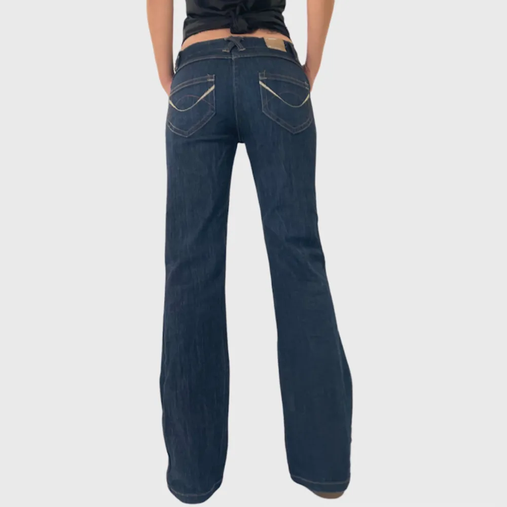 33. Lågmidjade jeans med coola fickor  Pris: 599 kr Frakt: 60 kr  Modellen är 172 cm lång och bär vanligtvis 34/36 . Jeans & Byxor.
