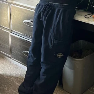 ID/söker Stone Island pants - Söker ID på stone island byxorna på bilden. Hittar ingenstans och håller på att bli knäpp!! Uppskattar all hjälp jag kan få 🙏🏼🙏🏼
