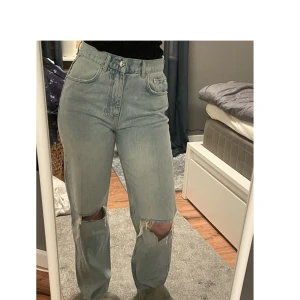 Jeans  - Raka jeans med hög midja och slitningar, säljer pga endast anända 1 gång