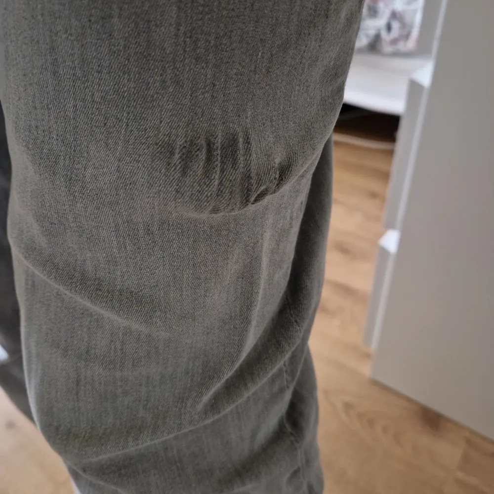 Fina gråa bootcut jeans från gina trico. En liten difeft på ena benet vilket man ser på bilden ❤️. Jeans & Byxor.