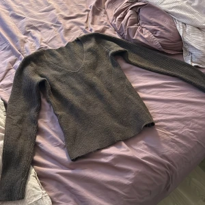brun tröja  - jättefin brun tröja som är stickad och används inte längre. Den är i bra skick och funkar superbra till ett par jeans.