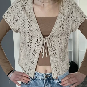 Virkad kofta - Kortärmad stickad/virkad kofta