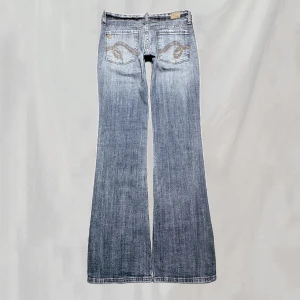 Jeans - Midja: 74 Innerben:82  Jeans med detaljerade bakfickor. Storlek w26. Sitter lite bootcut. Något smått nötta, nött på "läderlappen". Överlag fint skick!🤍