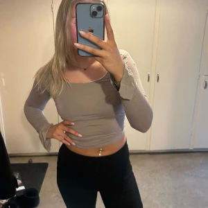 Långärmad topp - Långärmad beige topp från Gina tricot💓 den har slits längst ut på armarna. Strl S. Använd få gånger, bra skick men behöver nog strykas lite.