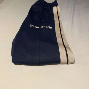 Palm angels byxor - Navy palm angels byxor i storlek XS i bra skick! Fler bilder kan lösas. 176cm lång på bilderna! Självklart äkta