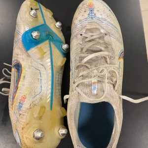 Nike mercurial fotbollsskor - Storlek 44, nyskick. Använda endast två uppvärmningar. Vid fler frågor är det bara att skriva. 