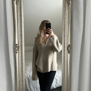 Stickad tröja  - Superfin beige stickad tröja med dragkedja/krage, från Gina tricot. Använd ett fåtal gånger, bra skick. Storlek S 💕💕