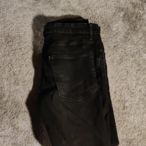 Svarta Regular Fit Jeans  - Säljer ett par helsvarta jeans. Skick: 9/10, nästan aldrig använda. Växte ur dom snabbt och därför säljer jag dom. Hör av dig för ifall du har frågor