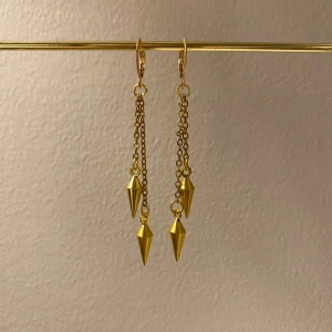 Emilia Earrings - Örhängen som ingen kommer missa när du har på dig dom! Superfina! 